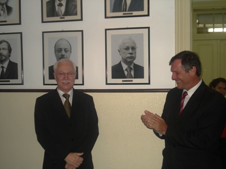 Ex-secretário da Fazenda Ario Zimmermann(E) e o atual secretário, Ricardo Englert, durante inauguração da foto