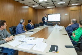 Governador Eduardo Leite e lideranças empresariais em reunião no CAFF debatendo as restrições do fechamento do comércio em razão ao coronavírus