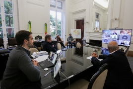 Foto da videoconferência do governador Eduardo Leite com chefes de Poderes e secretários