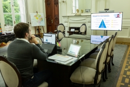 Foto do governador Eduardo Leite em videoconferência sobre o Receita 2030