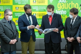 Foto do governador entregando pessoalmente a LOA na Assembleia