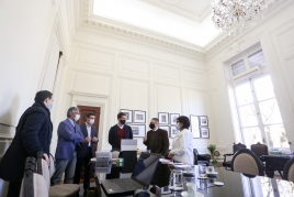 Foto da reunião na sala do governador Eduardo Leite no Palácio Piratini