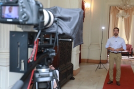 Foto do governador durante gravação vídeo