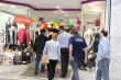 ENTRADA DE LOJA, VITRINA COM ROUPAS FEMININAS, - PESSOAS ENTRANDO NO AMBIENTE