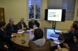 Pessoas em torno de uma mesa de reuniões