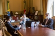 Foto do vice governador Ranolfo na mesa do Palácio Piratini durante ato de sanção do PL