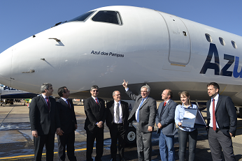 Após a assinatura do decreto, houve o batismo da aeronave Azul dos Pampas