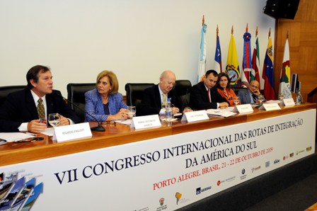 Secretário Ricardo Englert (E) na mesa-redonda do Congresso Internacional de Rotas de Integração da América do Sul