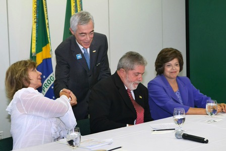 Governadora Yeda(E), com o presidente da GM no Brasil Jaime Ardilla, o presidente Lula e a ministra Dilma Houssef