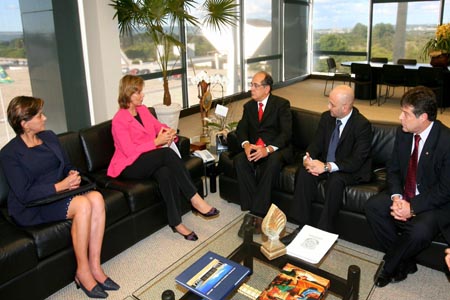 A governadora Yeda Crusius, em audiência com o presidente do Supremo Tribunal Federal (STF), ministro Gilmar Mendes. Da esq/dir: Procuradora-Geral do Estado, Eliana Graeff Martins, Yeda Crusius, Gilmar Mendes, o secretário da Fazenda, Aod Cunha e o deputado federal Mendes Ribeiro Filho.