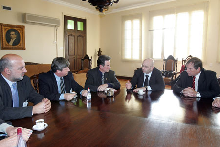 O secretário da Fazenda, Aod Cunha durante reunião com a nova diretoria da Famurs.