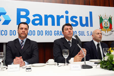 No centro, presidente do Banrisul, Fernando Lemos, à direita, diretor da Claro no RS, Maurício Perucci, e à esquerda, secretário da Fazenda, Aod Cunha.