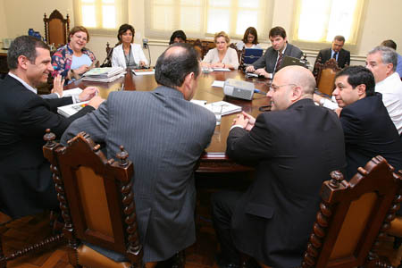 O secretário da Fazenda, Aod Cunha(C), o secretário da Justiça e Desenvolvimento Social, Fernando Schüler(01ºà esq) e o secretário de Planejamento e Gestão, Ariosto Culau(D)durante reunião com representantes da Missão do Banco Mundial(BIRD).