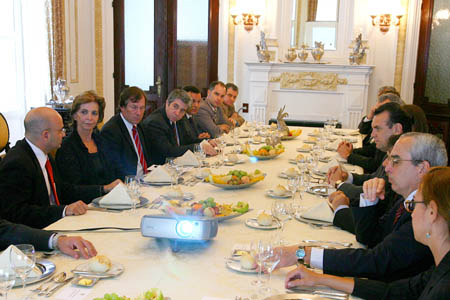 A governadora Yeda Crusius durante reunião-almoço com representantes do Banco Mundial (BIRD).