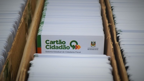 V&aacute;rios cart&otilde;es em uma caixa. Em um deles, &eacute; poss&iacute;vel ler Cart&atilde;o Cidad&atilde;o. 
