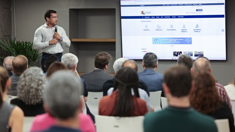 Secret&aacute;rio Adjunto Itanielson Dantas apresenta o site para a plateia