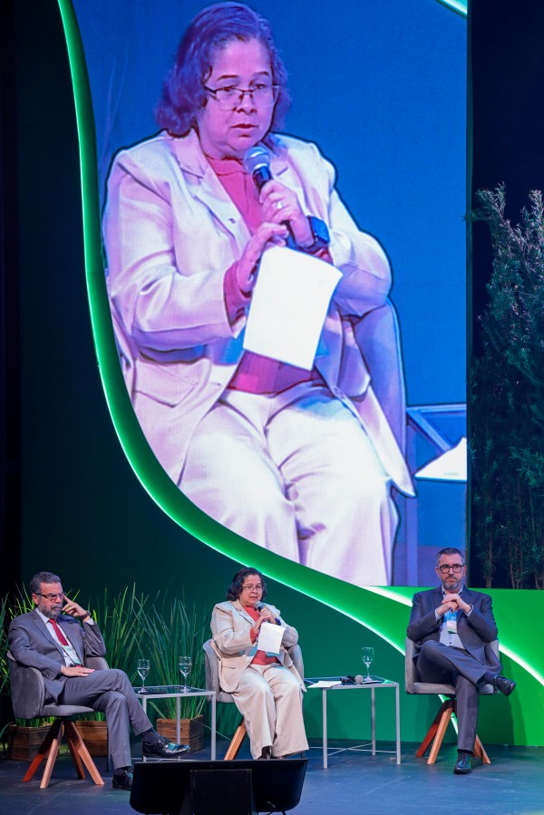 Pricilla Santana, secretária de Estado da Fazenda discursa durante evento