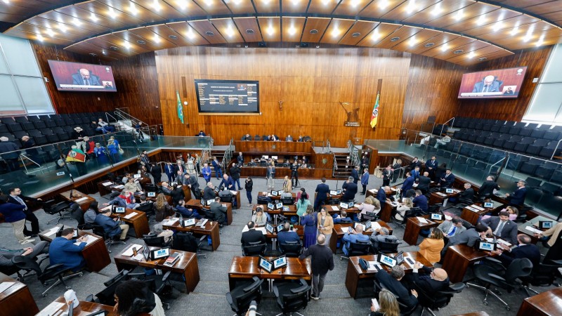 Foto panor&acirc;mica do plen&aacute;rio da Assembleia Legislativa do RS, a qual est&aacute; sendo ocupada por autoridades durante uma vota&ccedil;&atilde;o da ordem do dia