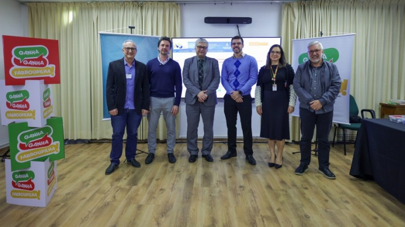 Autoridades de entidades comerciais e do Governo reunidas em um palco