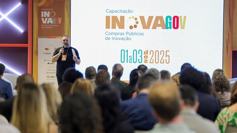 Jeferson Padilha fala para audit&oacute;rio lotado. Ao fundo, est&aacute; escrito Capacita&ccedil;&atilde;o InovaGov