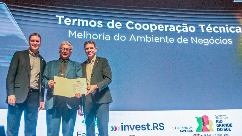 Rafael Prikladnicki e Ricardo Neves com o protocolo de inten&ccedil;&otilde;es em m&atilde;os