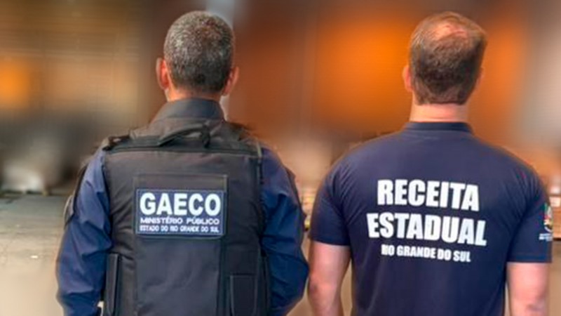 servidores do Minist&eacute;rio P&uacute;blico e da Receita Estadual, de costas, durante a opera&ccedil;&atilde;o