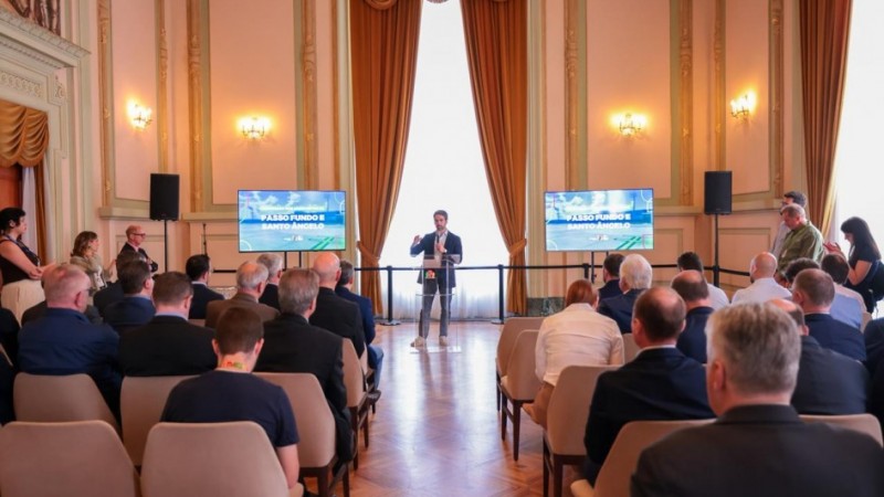 Governador falando no Pal&aacute;cio Piratini