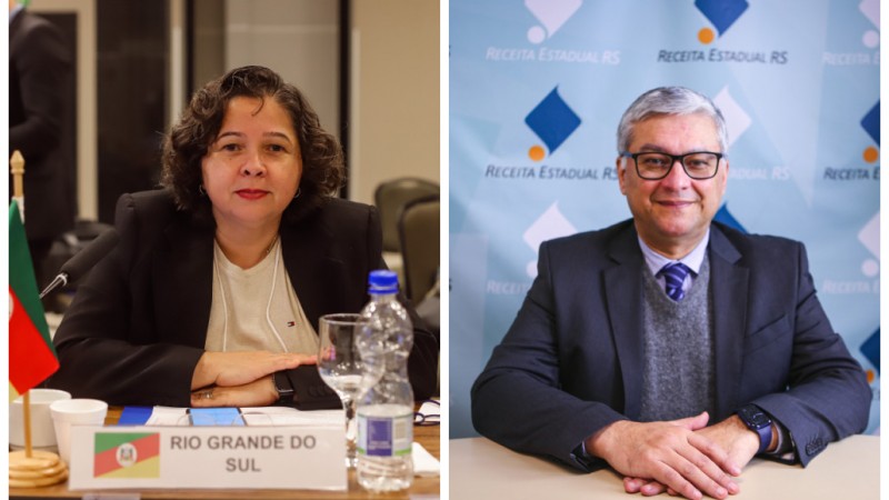 &Agrave; esquerda, uma mulher de pele clara, com cabelos curtos e cacheados, est&aacute; sentada &agrave; mesa. Ela veste um blazer escuro sobre uma blusa clara e olha diretamente para a c&acirc;mera, com express&atilde;o neutra. &Agrave; sua frente, h&aacute; uma placa com a inscri&ccedil;&atilde;o &ldquo;Rio Grande do Sul&rdquo;, al&eacute;m de uma pequena bandeira do estado e uma garrafa de &aacute;gua. O ambiente sugere uma reuni&atilde;o oficial.

&Agrave; direita, um homem de pele clara, com cabelos curtos e grisalhos, usa &oacute;culos e est&aacute; sentado com as m&atilde;os apoiadas sobre a mesa. Ele veste terno escuro, camisa clara e gravata, al&eacute;m de um su&eacute;ter por baixo do palet&oacute;. Ao fundo, h&aacute; um painel com a marca &ldquo;Receita Estadual RS&rdquo; repetida. Ele tamb&eacute;m olha para a c&acirc;mera, com express&atilde;o leve e profissional.