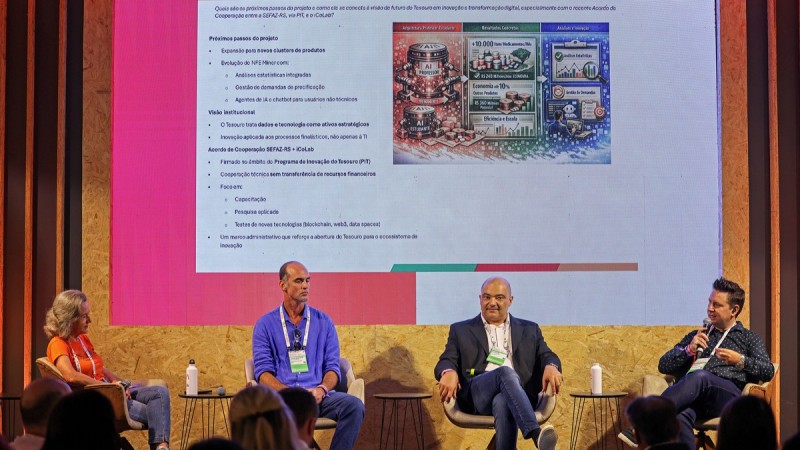 Sandra Heck, Julio Neves, &Eacute;linton Alves Correia e Cristiano Martyniak de Lima est&atilde;o em um palco.