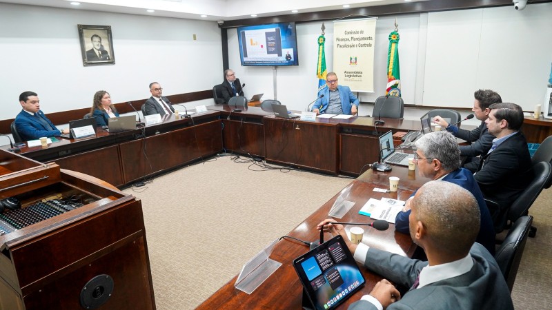 Mesa em formato de U com autoridades reunidas