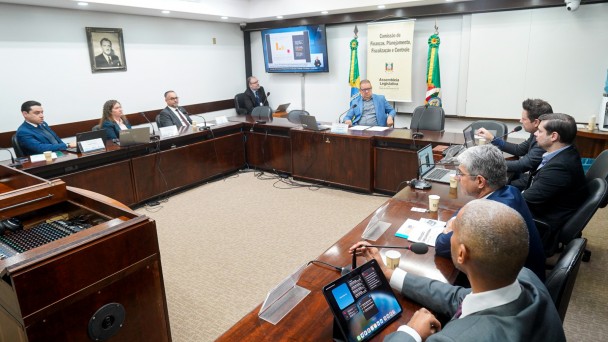 Mesa em formato de U com autoridades reunidas