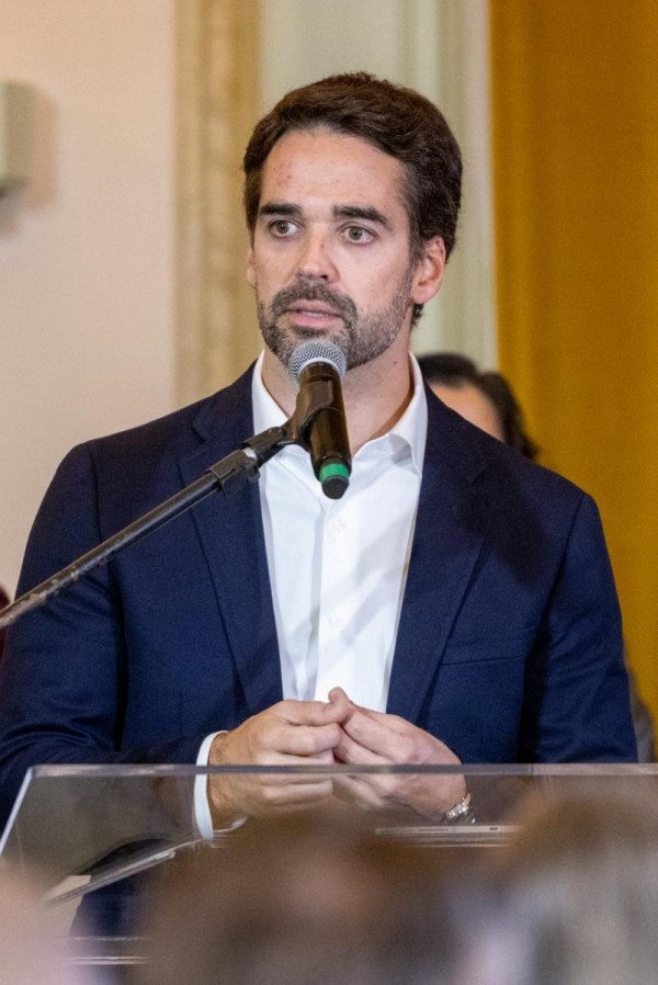 Governador Eduardo Leite discursando