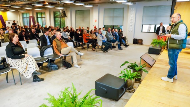 Eduardo Lacher, coordenador do PIT, discursando em palco para uma plateia sentada