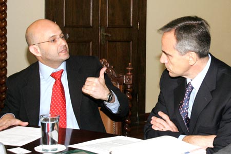 O secretário da Fazenda Aod Cunha durante reunião com representantes do Banco Mundial, Marcelo Giugale.